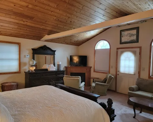 Seneca Riverfront Spa! Hot Tub, Pool + Sauna! Pontoon Boat and Canoe Available! Hotéis em Lysander