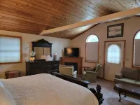 Seneca Riverfront Spa! Hot Tub, Pool + Sauna! Pontoon Boat and Canoe Available! - Homestays