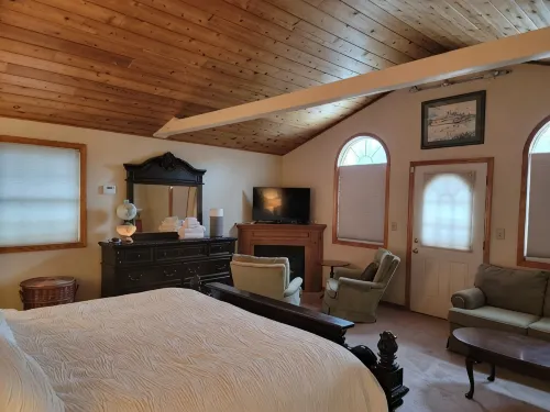 Seneca Riverfront Spa! Hot Tub, Pool + Sauna! Pontoon Boat and Canoe Available! - Homestays