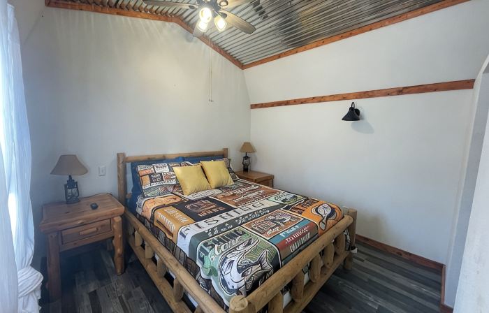 Charming 2-bedroom cabin with WiFi and AC in Licking