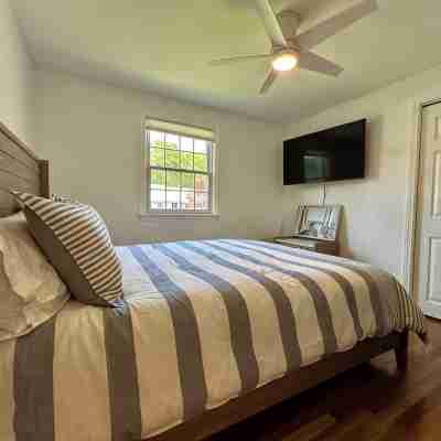 Spacious, Private Getaway for 8 with 3 Bedroom 6 Beds, Central A/C in Yarmouth Rooms