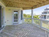 Beautiful House with Hot Tub, One Minute walk to beach