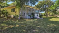 Buttercup Family Cottage beautiful beach, great snorkeling spot across the road - Country Houses