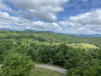 Hillside Haven - Amazing views with a hot tub!