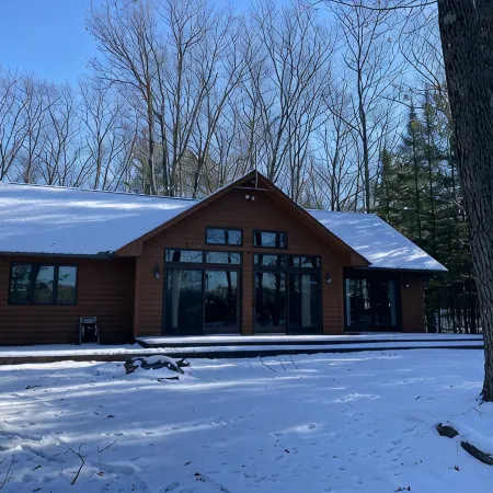 Sandy beach, quiet lake, great fishing & beautiful sunsets w/2 kayaks & gameroom