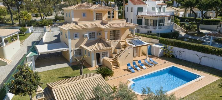 Amora Classic Villa 5 mins walk from center of vilamoura Ξενοδοχεία στην πόλη Vilamoura