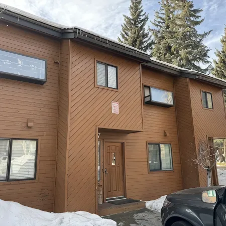 Spacious & Bright - Mountain Views, Balcony Bar, at Red Line Shuttle Stop