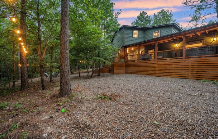 Luxury Cabin with Rustic Charm and Modern Amenities in Broken Bow, Oklahoma.