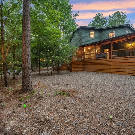 Luxury Cabin with Rustic Charm and Modern Amenities in Broken Bow, Oklahoma.