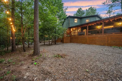 Luxury Cabin with Rustic Charm and Modern Amenities in Broken Bow, Oklahoma. - 3-Star