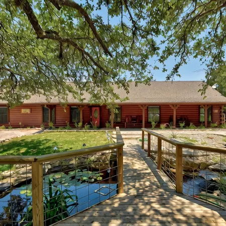 Lonesome Dove - Spacious Log Cabin on 8 Acres, Ample Outdoor Amenities