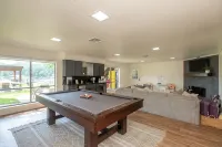 Beautiful Lake Front Home All Decked Out and Ready for Fun - 4つ星