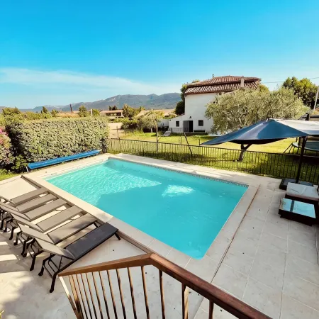 Villa Avec Piscine et Dépendance au Pied des Collines de Pagnol