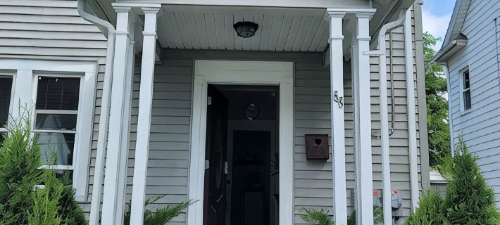 Charming 3 bed/2 bath town home with gorgeous back yard Hotels in Springfield