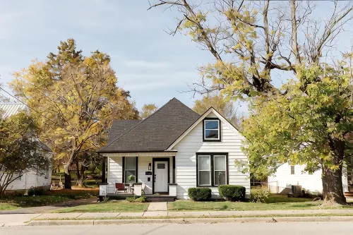 "The Homestead" UPSCALE STAY - Downtown with Yard