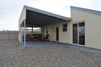 Hideaway Tom's on the Mundoo Channel - 4-Star