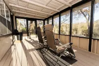 Country Cabin on the Creek in Belton with WiFi, AC