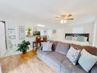 Furnished Blue door Studio home central- near restaurants, shopping and Lake - Apartments