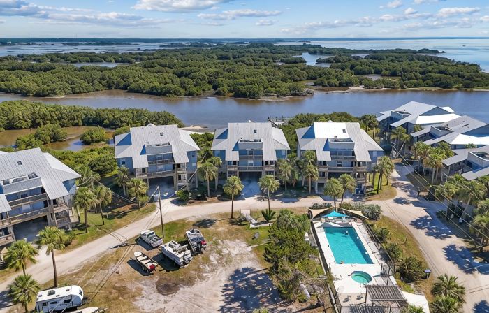 3 Pelicans - Waterfront Condo w Pool & Boat Trailer Parking
