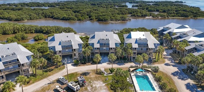 3 Pelicans - Waterfront Condo w Pool & Boat Trailer Parking Hotels in Levy County