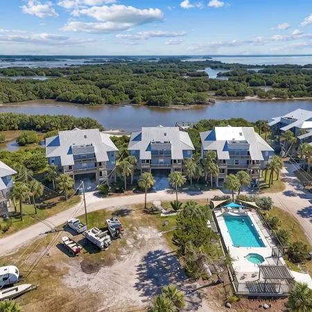 3 Pelicans - Waterfront Condo w Pool & Boat Trailer Parking