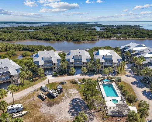 3 Pelicans - Waterfront Condo w Pool & Boat Trailer Parking Ξενοδοχεία στην πόλη Cedar Key