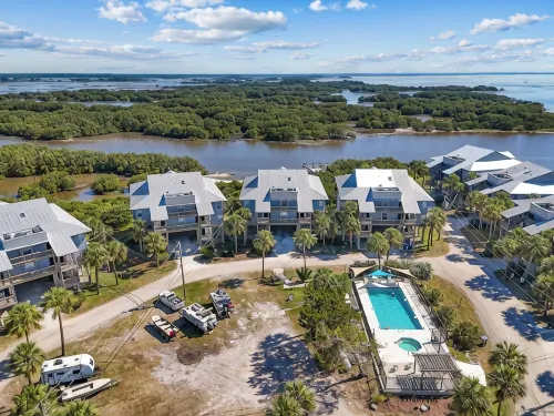3 Pelicans - Waterfront Condo w Pool & Boat Trailer Parking