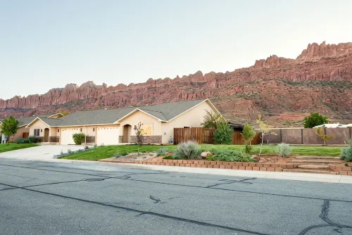 Family and Pet Friendly! Luxurious Backyard Amenities! Jacuzzi! Lots of Parking! -  Privatzimmer