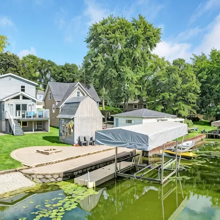Chain O' Lakes life...serene bay w/ private beach access. Kayaks & Boats welcome