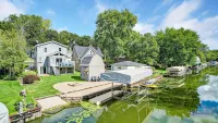 Chain O' Lakes life...serene bay w/ private beach access. Kayaks & Boats welcome