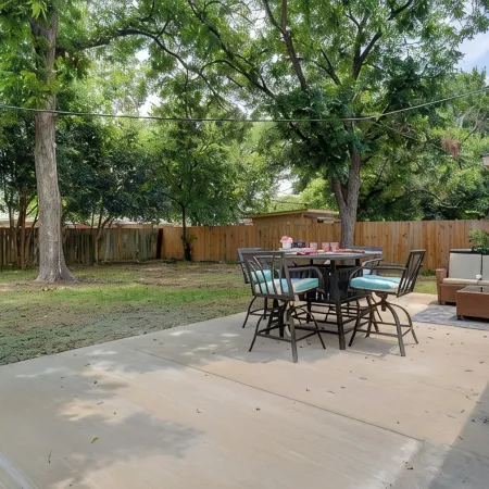 Charming King Bed House Centrally Located with Fast WiFi