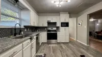 15 minutes to the airport. A peaceful nest in the middle of the city.