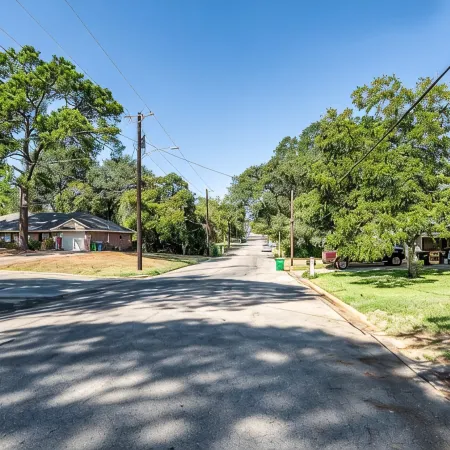 The Green Emerald Close to Down Town Brenham