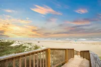 Sea Glass Getaway - Walk to Beach *King Bed* - Boutique