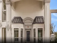 Quality Inn & Suites Отели рядом с достопримечательностью «Вокзал Мокингбёрд»
