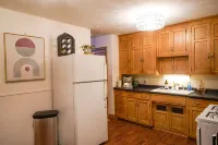 Cosy Nest Welcomes Pets. Comfortable Work-from-Home Space, & Garage Parking. - Condos