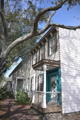 The Jungle Nook: Themed,Steps to Forsyth,King Bed,Grill,Games,Picnic Basket Hotels in Midtown Savannah