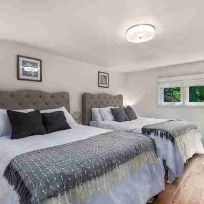 Skyline - Entire Modern 3-Bedroom House with Game Room, Sauna and Views! Rooms