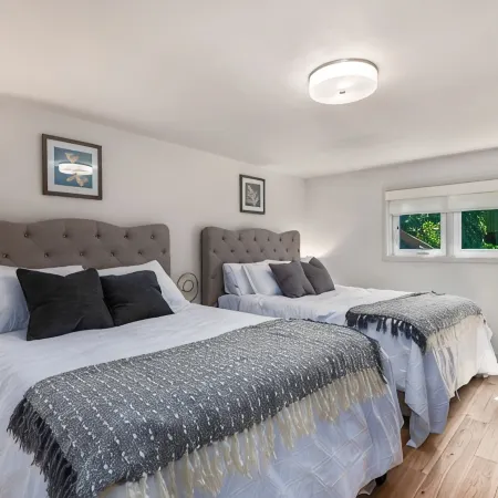 Skyline - Entire Modern 3-Bedroom House with Game Room, Sauna and Views!