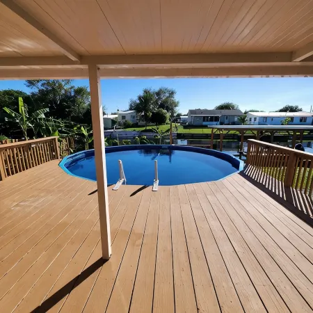 Shadow's Oasis, Tropical Cozy 2/2 w/ Pool, Sundeck & Fishing in your own space!