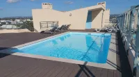 Golf, beach, country and city. Central and modern for up to 5 guests - Pools