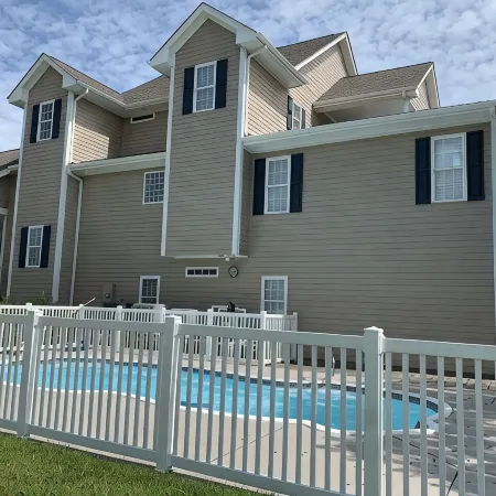 Stunning, Family sized, fully furnished home with pool at Spinnaker's Reach.