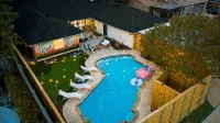 Lux Pool Oasis, Fifa Stay- 25 Mins to at&T, Sleeps 12, Hot Tub, Firepit - สระว่ายน้ำส่วนตัว