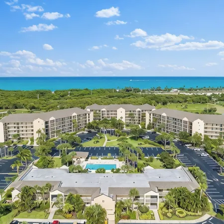 POSHPADZ Villa Kokomo-Lake View Patio- Walk to Jupiter Beach Sleeps 6