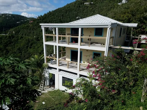 Verandah-style Living Overlooking Coral Bay