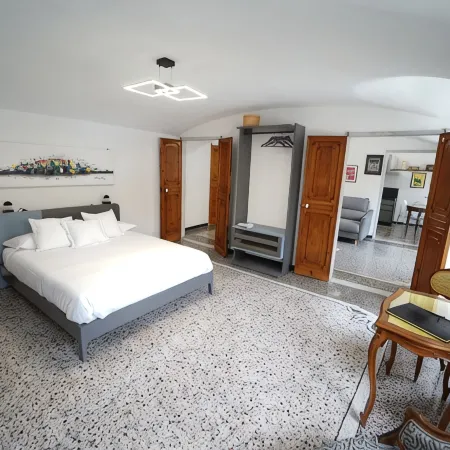 House of Romi Milly Apartment in the heart of the old town a stone's throw from the sea Отели в г. Кьявари