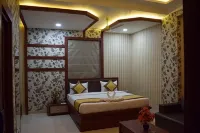 Hotel Uday Palace - ที่มีสระว่ายน้ำ
