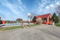 Pickle Hill - pool, pickleball court, sauna, near Hocking Hills, sleeps 10! - Wifi