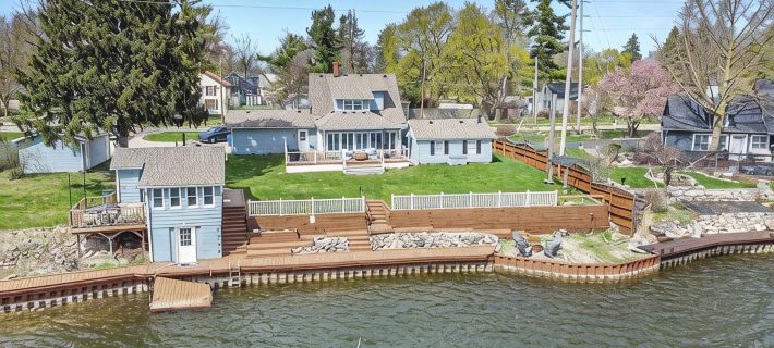 Luxury 3 bedroom waterfront home with indoor hot tub, sauna, paddle boat & kayak Hotéis em Genesee County
