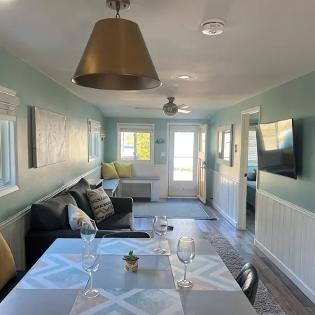 Little Blue on Second St! Cozy & close to the beach, pub, bar, and downtown!